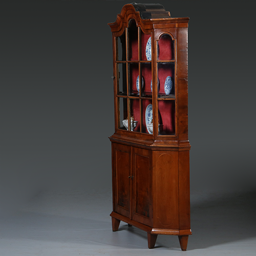 Elegante ondiepe Zilverkast of Porseleinkast wortelnoten ca 1750 rococo (No.300245)