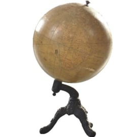 Antieke globes / Tafel globe "Geïllustreerde  aardbol Windels"  op gietijzerern voet  (No12306X)