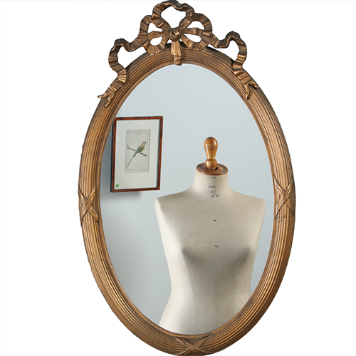 Ovale goudkleurige spiegel in Louis Seize met fraai strikje ca 1890 (No.290828) - 0,76 m. Hoog