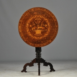 Antieke bijzettafels / Verrassende Engelse tilt top table met fraai klein geheim bureautje en rijk ingelegd blad ca. 1850 (No.640461)