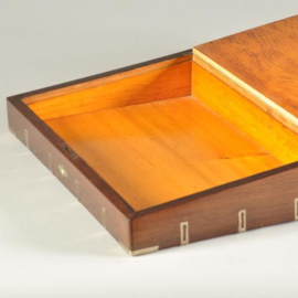 Antiek varia / Antieke campaignbox / Reiskst of schrijfkist met Schrijfvlak en (scheer)spiegeltje ca. 1815 (No.998760)