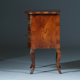 Kleine Dresdener Barok commode ca 1860 in noten met wortelnoten en uittrekbaar blad (No.400940)