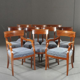 Antieke stoelen / Stel van 10 Hollandse mahonie eetkamerstoelen 2 met armleuningen ca. 1820 blauw gestoffeerd (No.532116)