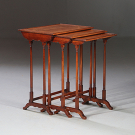 Antieke bijzettafels / Mimi set van 3 tafeltjes ca. 1870 Engels "Nest of table" (No.891515)
