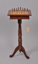 Antieke bijzettafels / Antieke Schaaktafel ca. 1900 met stukken eind jaren `40 (No.7380501)