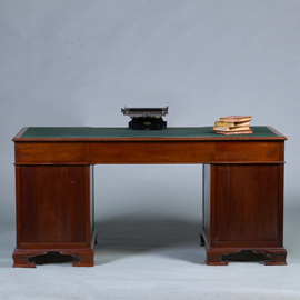 Chique Engels bureau met een groen ingelegd schrijfblad en inspringend front ca 1880 (No.450330)