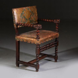 Antieke Armstoelen / Stel van 2 zetels ca. 1675 met goud geprent leer (No.770347)