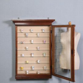 Antiek varia / Ondiepe Wandkast / hangvitrine ca. 1880 Neorenaissance  met 8 verstelbare planchetten  (No.612241)