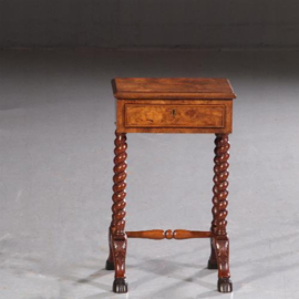 Antieke bijzettafels / Zeer klein bijzettafeltje ca. 1920 op gesneden hoefjes met lade (No.661754)
