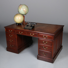 Massief mahonie bureau met leer ingelegd ca 1850 Engeland met 8 laden (No.461005)