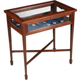 Vitrinetafeltje ca 1890 mahonie met satijn inlegwerk en facet geslepen deksel (No.270140)