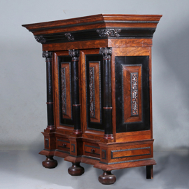 Museale kolom- of Kussenkast  ca 1665 in palissander met ebben en kussens op front en zijpanelen (No.440560)
