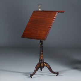 Kleine architectentafel of lezenaar met voor de inktpotplankje een uniek anti-kantelmechaniek (No.440505)