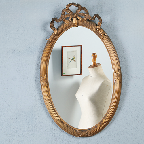 Ovale goudkleurige spiegel in Louis Seize met fraai strikje ca 1890 (No.290828) - 0,76 m. Hoog