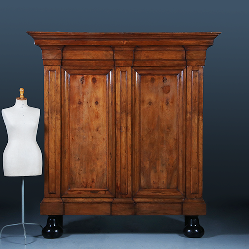 Grote pastoorskast ca 1700 in opvallend blonde kleur fraai patina (No.300205)
