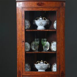 Kwart ronde of bow front hoekkast Engeland ca 1790 fraai ingelegd (No.283020HK)