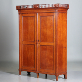 Louis Seize  "Kantoortje" of boekenkast ca 1790 in blond eikenhout met schitterende patina en afneembaar hekje(No.452440)