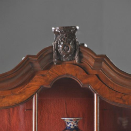 Antieke kast /  Kleine eenvoudige rococo porseleinkast ca. 1750 wortelnoten (No.302042)