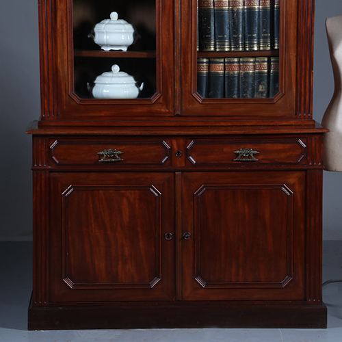 Franse Boekenkast bibliotheekkast of servieskast  ca 1875 die ook als servieskast wil functioneren (No.310805)