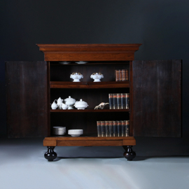 Pastoorskast ca 1790 in zeer mooie oude kleur en uitstraling [No.231640)