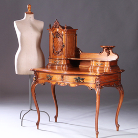 Fijne kwaliteit notenhouten damesbureau ca 1875 asymmetrisch en geparketteerd (No.991935)