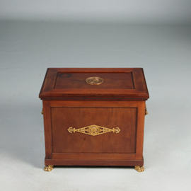 Wijnkoeler of cellarette in mahonie met brons verguld beslag Empire stijl door Pander en Zn ca 1900 (No.461520)