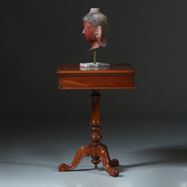 Vierkante bijzettafel of lampetafel met lade voor klein gerei op centrale poot ca 1875 (No.883021)