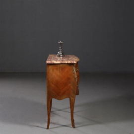 Antieke ladenkast / Kleine gebombeerde  commode ca. 1890  notenhouten met brons beslag (No.780147)