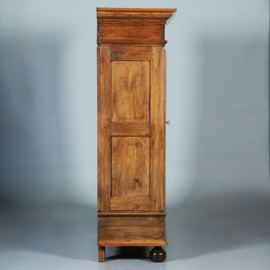 Blond stoere eiken tweedeurskast ca 1800 op bolpoten [No.960740)