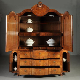 Antieke kast / Uitzonderlijk Hollands barok 4-deurs kabinet ca. 1735 in blond (wortel)notenhout (No.351051)