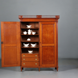 Louis Seize  "Kantoortje" of boekenkast ca 1790 in blond eikenhout met schitterende patina en afneembaar hekje(No.452440)