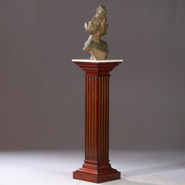 Zeer hoge pedestal of zuil in mahonie met wit warmer goudkleurige cannelures (No.922865)