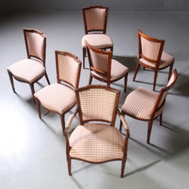 Antieke stoelen / Stel van 7 Louis Seize stoelen  ±1800 waarvan 1 met armleuningen (No.831767)