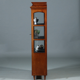 Zeer verfijnde  Vitrine met driezijdig glas en timpaanlade Frankrijk ca 1825 fijn inlegwerk (No.260600)