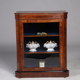 Lage eendeurs vitrinekast met aan drie zijde glas en bronzen details (No.322155)