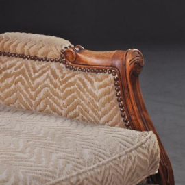 Antieke stoelen / Comfortabele notenhouten fauteuil jaren '30 in recente bekleding (No.933291)