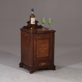 Wijnkist of lectuurkastje, dit antieke ingelegde turfkastje staat er openminded in (No.931130)