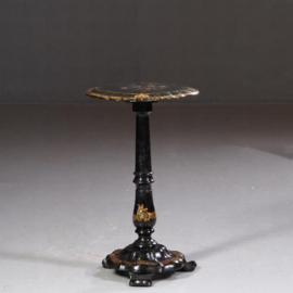 Antieke bijzettafels / wijntafel / Frans tilttop tafeltje in zwart laque ca. 1855 met bloemen en pauwen (No.721330)