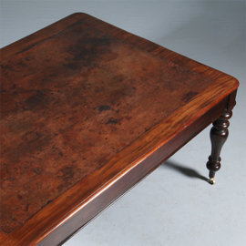 Werktafel óf eetkamertafel met geweldig mooi doorleefd leer een echte leeftafel ca 1840 (No.W283035)
