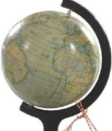 Antieke globes / Klein wereldbolletje blik in een in zwart gelakt metalen montuur jaren '20  (No.123072)