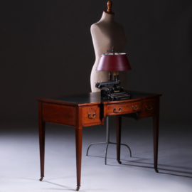 Damesbureau op ranke pootjes en ingelegd met donkerblauw leer ca 1890 (No.222180)