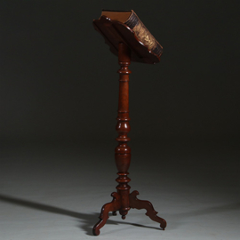 Essenhouten Lezenaar of bijbelstandaard ca 1890 het blad geschulpt en met leer belegd. (No.260625)