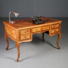 Antieke bureaus / Notenhouten schrijftafel met 5 laden ca. 1860 veel inlegwerk. (No.572232)