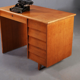 Klein blond vintage bureau met schuine ladenfronten mid century (No.960405)