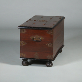 Compagnie kist uit de VOC tijd met alarmbel ca 1750  (No.452410)