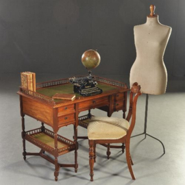 Antieke bureaus / Zeldzaam elegant damesbureau ca. 1885 met 5 laden groen inleg en etagères (No.202722)