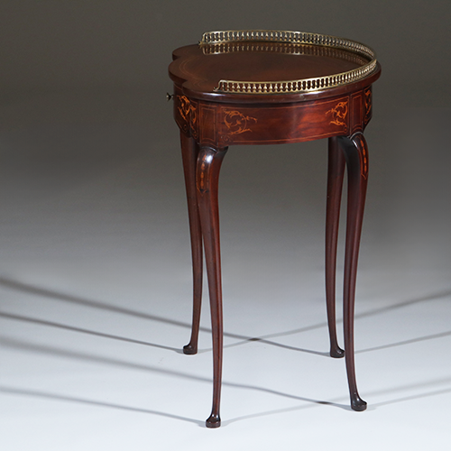 Niervormig latafeltje klein schrijftafeltje Frankrijk ca 1900 met lade inlegwerk en gegoten bronzen balustrade (No.301845)