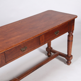 Doorleefde  lange sidetable met 3 laden op gedraaide poten (No.331510)