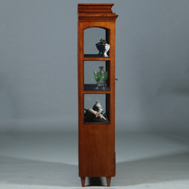 Zeer verfijnde  Vitrine met driezijdig glas en timpaanlade Frankrijk ca 1825 fijn inlegwerk (No.260600)