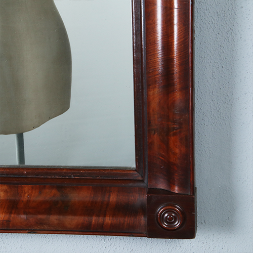 Strakke Biedermeier spiegel met holle bloemmahonie lijst ca 1820 (No.290824)  - 1.00 m. Hoog